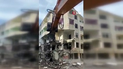Elazığ'da depremde ağır hasar alan 5 katlı bina korna sesiyle yıkıldı