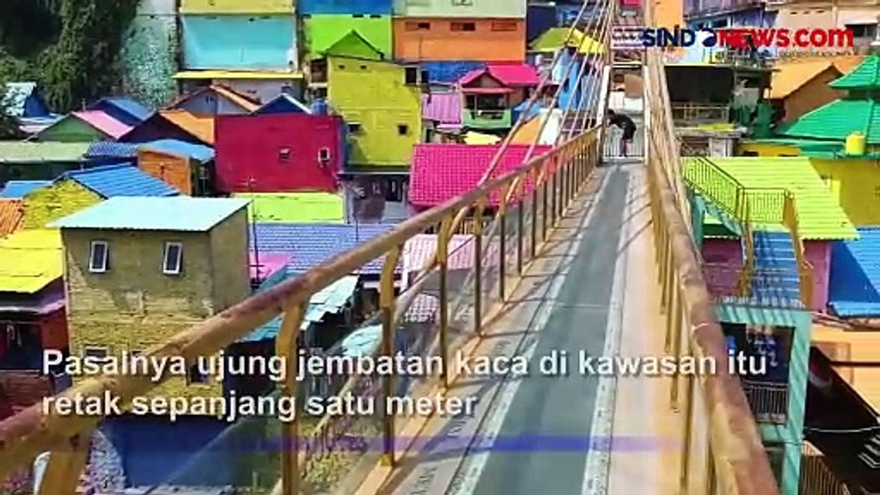 Jembatan Kaca Kampung Wisata 3D dan Warna-warni di Malang Retak