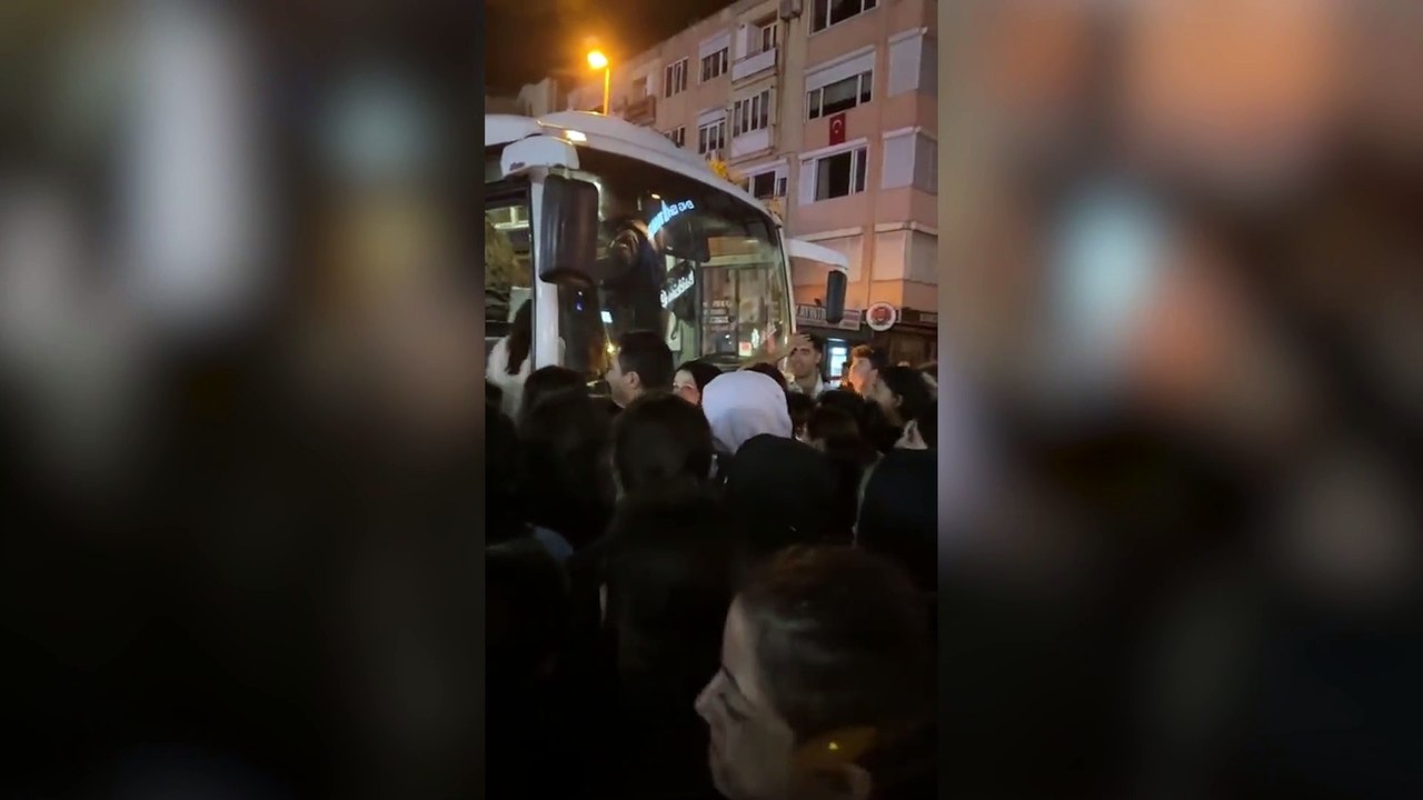 Öğrencilerin eylem yapabilmesi için yolları açtırıp imkan sağlayan Çanakkale Emniyet Müdürü Selim Arıcı, sosyal medyanın gündeminde