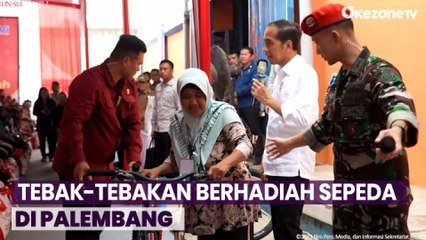 Jokowi Serahkan Bantuan Pangan hingga Tebak-tebakan Berhadiah Sepeda di Palembang