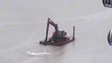 看！挖掘機在游泳！Look! The excavator is swimming!