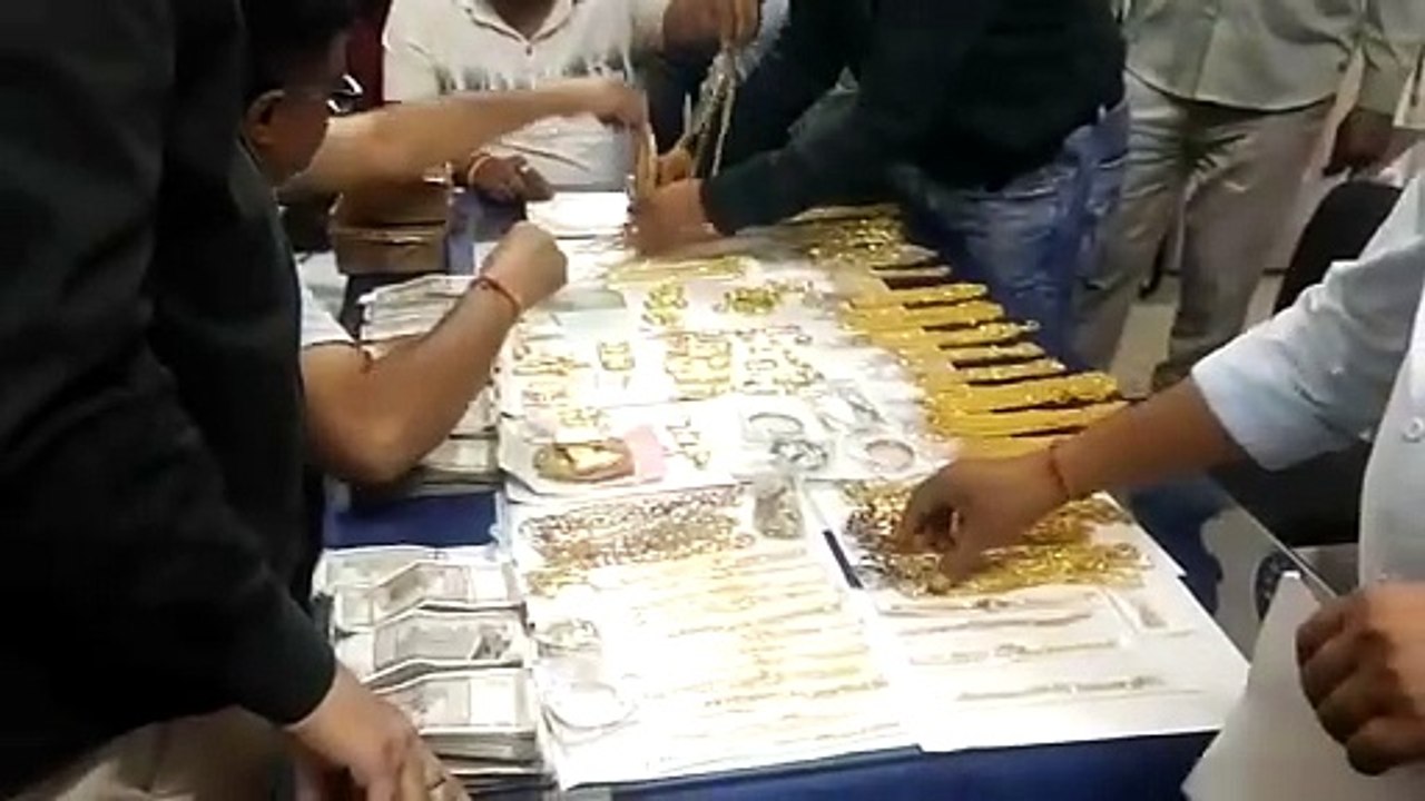 आरपीएफ सीआईबी ब्रांच की टीम ने की बड़ी कार्रवाई : ट्रेन से पकड़ा 10.700 किलो ग्राम सोना व 26 लाख रुपए, कोटा उतारे दिन संदिग्ध व्यक्ति