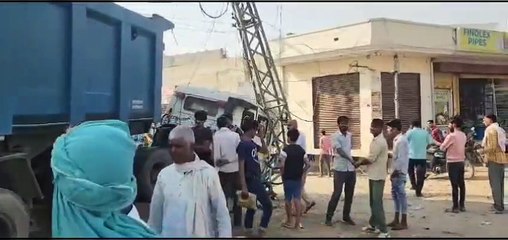 दिल्ली रोड पर नशे में धुत ट्रोला चालक ने विद्युत पोल में मारी टक्कर, देखें वीडियो