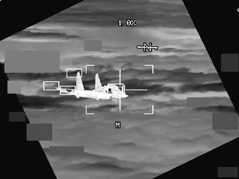 فيديو: مقاتلة صينية تقترب بشكل خطير من قاذفة B-52 أمريكية