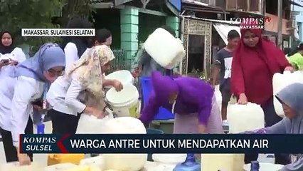 Dampak Kekeringan, Warga Antre Untuk Mendapatkan Air