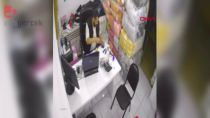 Telefonun bataryası meraklı esnafın elinde patladı