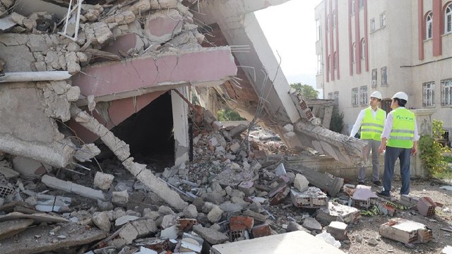 Japon deprem uzmanı binaları tek tek inceledi… Tehlikeye dikkat çekti