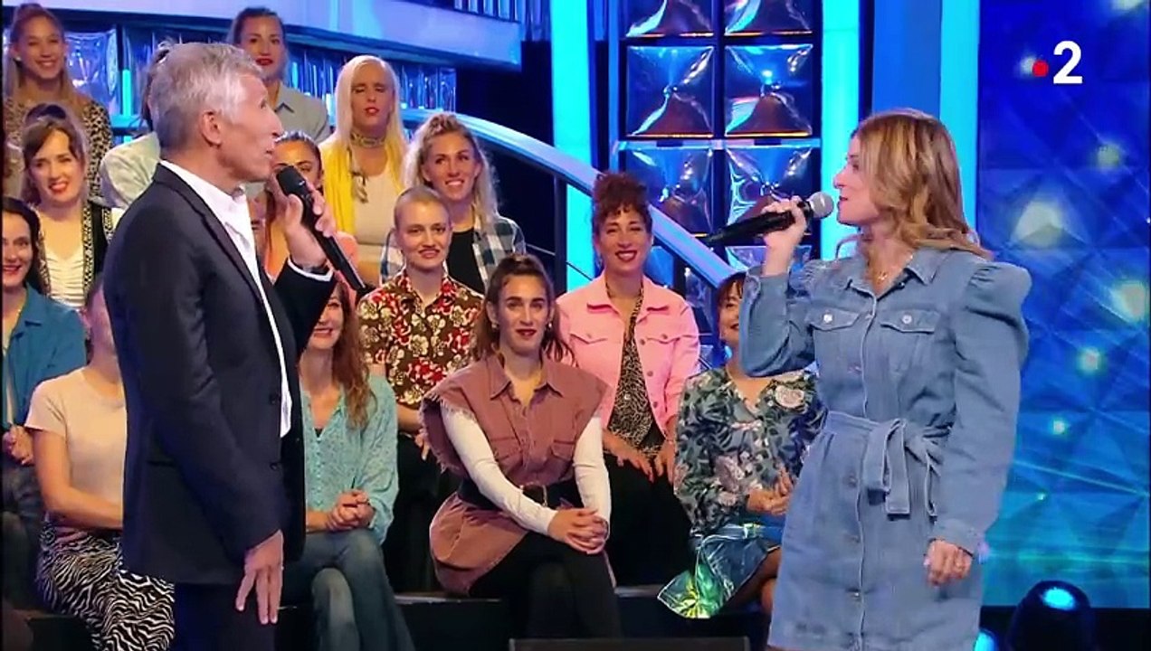 "Enlevez votre soutien-gorge" : Nagui s'amuse d'un problème de sous-vêtement d'une candidate