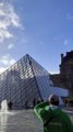 Des militants du collectif écologiste Dernière Rénovation recouvrent de peinture orange la pyramide du Louvre à Paris - Ils exigent la rénovation thermique des bâtiments - Regardez