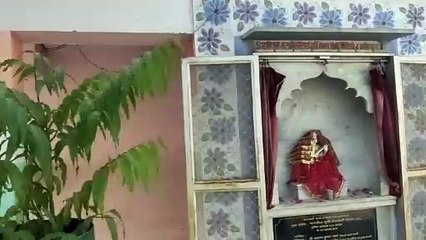 स्कूल के कक्षा - कक्ष की छत का गिरा पलस्तर, बाल - बाल बचे विद्यार्थी