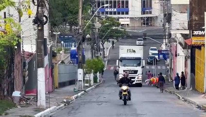 Carreta não consegue subir a Ladeira da Catedral