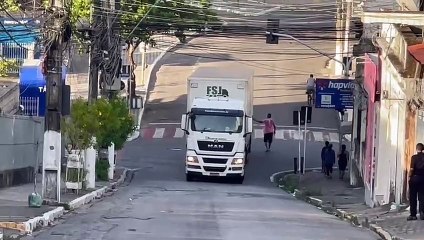 Perigo: carreta não consegue subir a Ladeira da Catedral