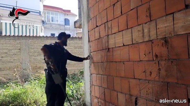 A Caivano armi e droga nascoste nel muro scoperte dai carabinieri