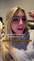 Una trabajadora llora desconsolada porque su jornada laboral de 9 a 5 de la tarde no la deja tener vida