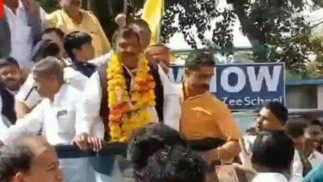 इंदौर: कांग्रेस के पूर्व महू विधायक ने दिखाया शक्ति प्रदर्शन, जमा किया नामांकन