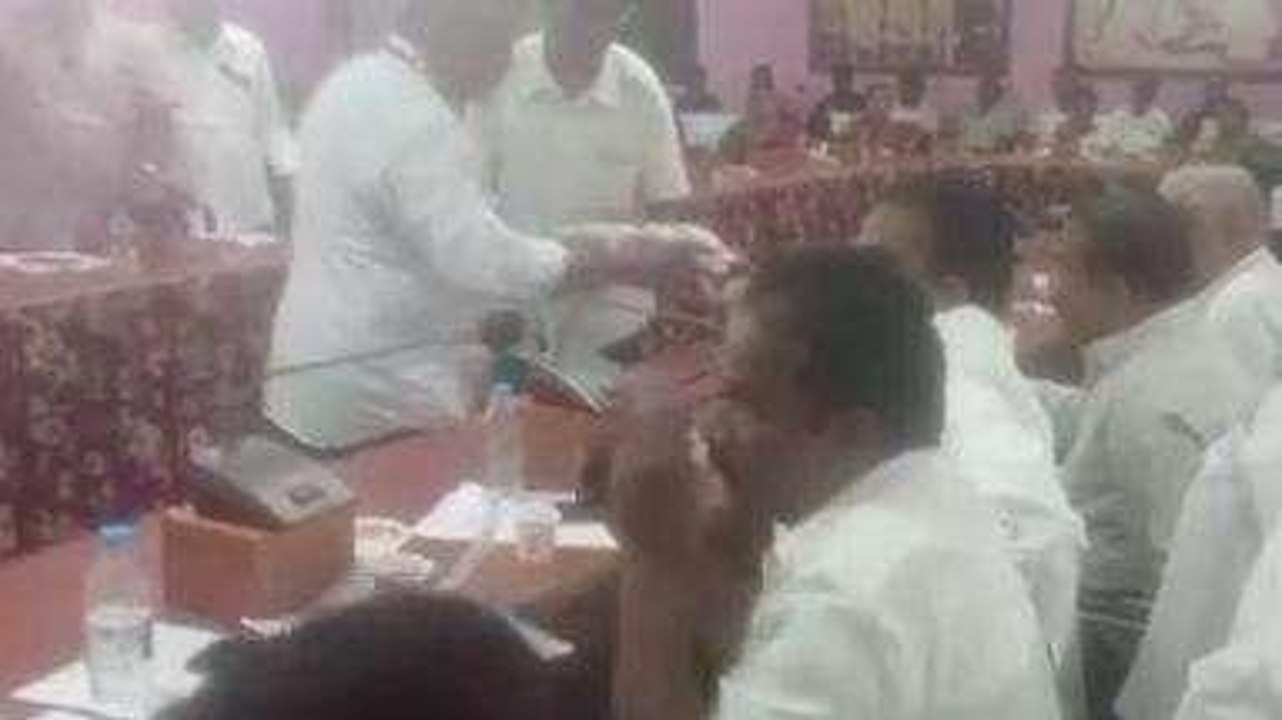 కోనసీమ జిల్లా: రసాభాసగా సమావేశం... కమిషనర్ పై ఎమ్మెల్సీ ఆగ్రహం
