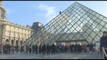 Parigi, attivista ecologista si arrampica sulla piramide del Louvre