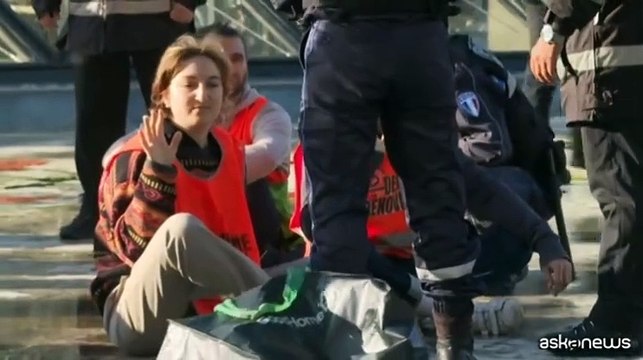 Parigi, attivista ecologista si arrampica sulla piramide del Louvre