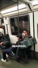 Jóvenes esnifan cola en el metro de Barcelona a la vista de todos los pasajeros
