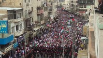 آلاف الاردنيين يتظاهرون مطالبين بالغاء معاهدة السلام مع إسرائيل تضامنا مع غزة