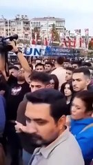 Emniyet müdür yardımcısı, protesto için toplanan gençleri dağıtırken kalabalıktan can alıcı bir soru geldi