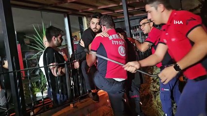 Evine balkondan girmek isteyen genç, düşerek demir parmaklıklara saplandı