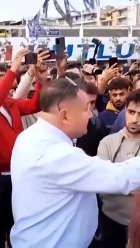 Alors que le chef adjoint de la police dispersait les jeunes rassemblés pour la manifestation, une question cruciale est venue de la foule.