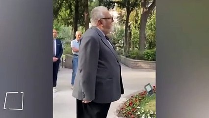 Celal Şengör, Zübeyde Hanım heykeliyle konuştu