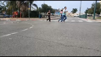 Sirene d'allarme a Tel Aviv, i residenti si mettono in fuga