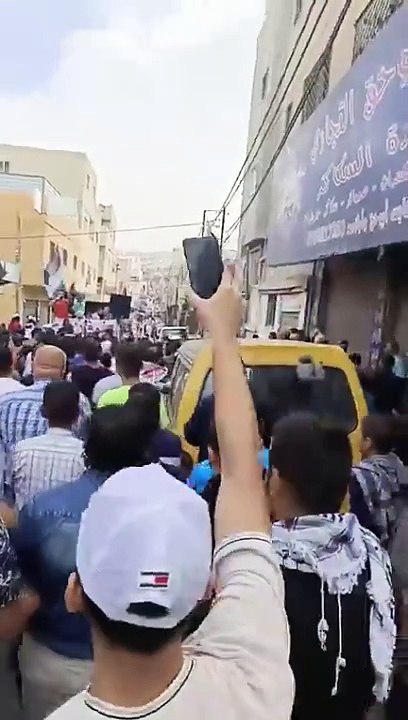 هتافات مخيم البقعة:أمريكا رأس الحية