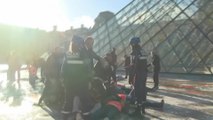 Des militants du collectif écologiste Dernière Rénovation ont mené vendredi une action sur la pyramide du Louvre, afin de pousser le gouvernement à accélérer 