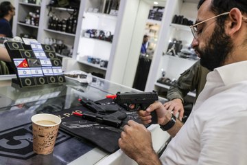 El ataque de Hamás del pasado 7 de octubre ha impulsado a muchos ciudadanos israelíes a comprarse un arma