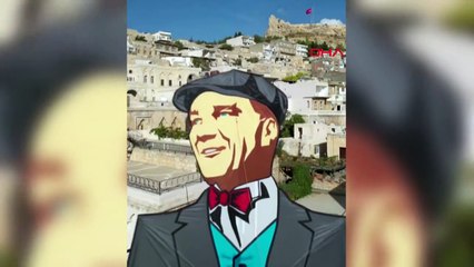 Uçurtma ustası Atatürk posterli uçurtmasını Mardin semalarında uçurdu