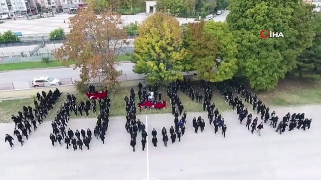240 lise öğrencisi 100. Yıl yazıp Türk bayrağı açtı