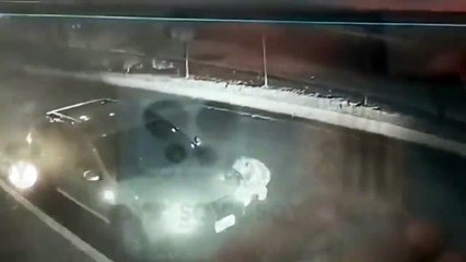 Hombre bajó a cambiar una llanta y delincuentes le robaron la camioneta