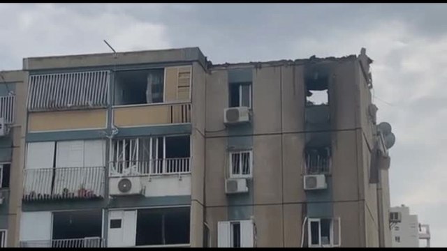 Medio Oriente, razzi su Tel Aviv: colpito un edificio