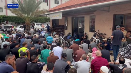 Gazze'de hastane önünde cuma namazı