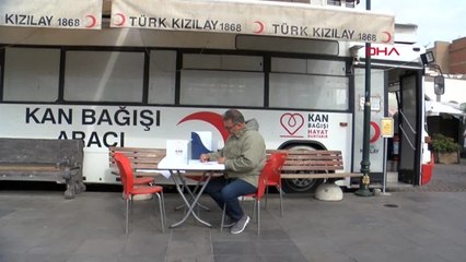 Diyarbakır'da Aydoğan Eğin Cumhuriyet'in 100. yılında 100. kan bağışını yaptı