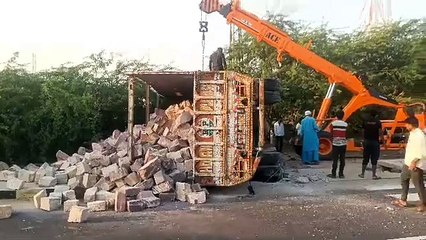 Watch Video: नाले में धंसने से पलटा ट्रक