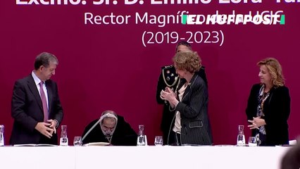 La reina Sofía va a hablar, le puede la emoción, y acaba ganándose un aplauso