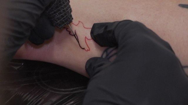Des tatouages avec les cendres d’un proche pour aider à faire son deuil