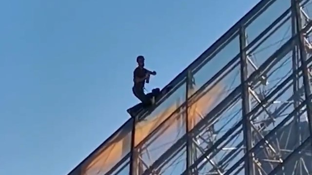 Paris : des militants écologistes escaladent la pyramide du Louvre pour la repeindre en orange