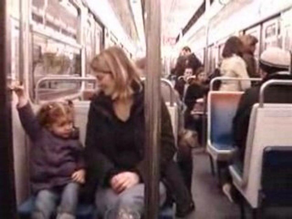 Gabrielle et maman dans le metro