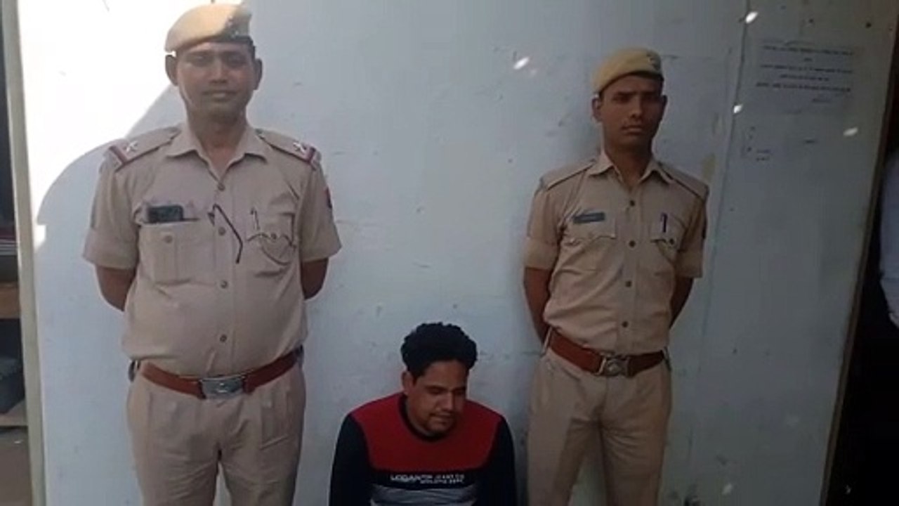 आर्म्स एक्ट में दो बदमाश गिरफ्तार, दो देशी कट्ट...