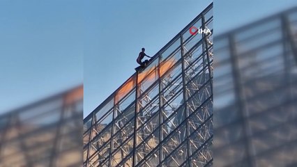 Paris’te iklim aktivistlerinden Louvre piramidine boyalı saldırı