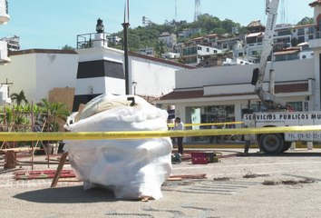 Empiezan a montar las catrinas en el malecón para Día de Muertos