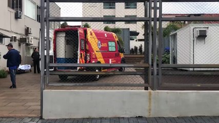 Mulher fica ferida ao escorregar em piso molhado