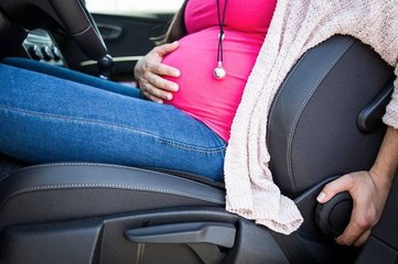 Operadora del 911 acompaña por teléfono a mujer en trabajo de parto mientras orienta a la familia a llegar a un hospital