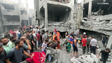 شاهد: سكان مخيم الشاطئ في قطاع غزة ينبشون الأنقاض بحثا عن أحبائهم