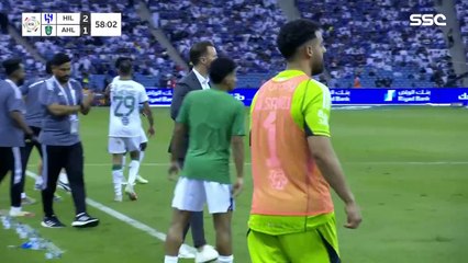 هدف الأهلي في مرمى الهلال بعد ثنائية بين محرز وماكسيمان